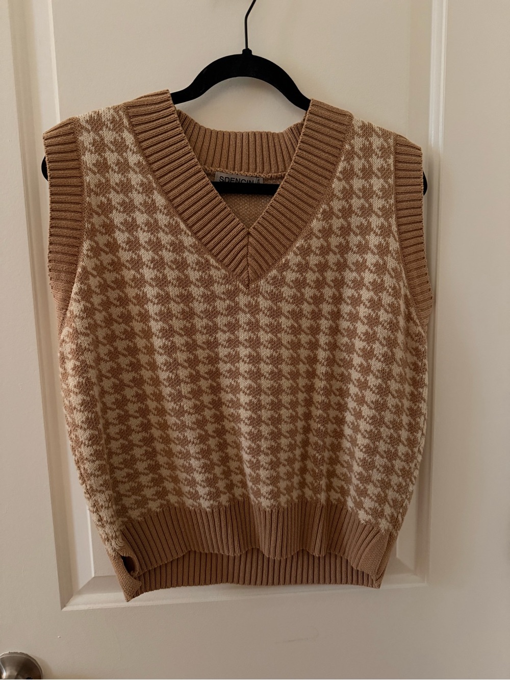 V-Neck Houndstooth Sweater Vest in Beige/Cream